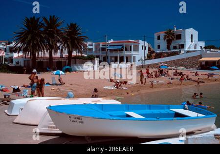 Barche in spiaggia nella baia Cala moli, Na Macaret, Minorca, Isole Baleari, Spagna, Barche in spiaggia nella baia Cala moli, Isole Baleari, Spagna Foto Stock