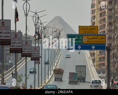 paesaggio del cairo in egitto con le piramidi sullo sfondo Foto Stock