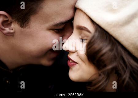 chiudi ritratto romantico di giovane uomo e donna ridendo Foto Stock