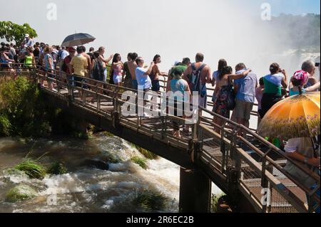 Turisti sul ponte pedonale, cascate di Iguazu, Iguacufaelle, Provincia di Misiones, Argentina Foto Stock