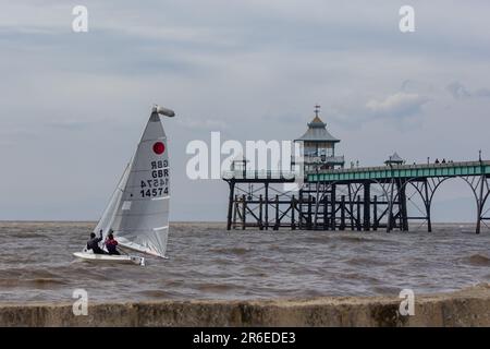 Molo di Clevedon con gommone a vela su un mare accidentato Foto Stock