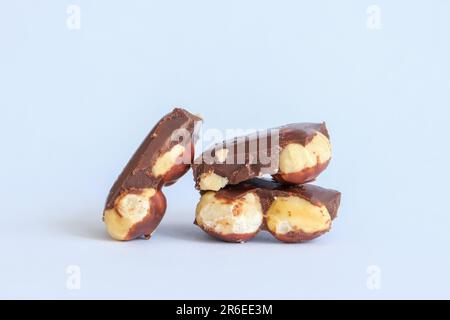 Primo piano noisette cioccolato alla nocciola intero con fondo isolato bianco. Fuoco selettivo del cioccolato alla nocciola. Foto Stock