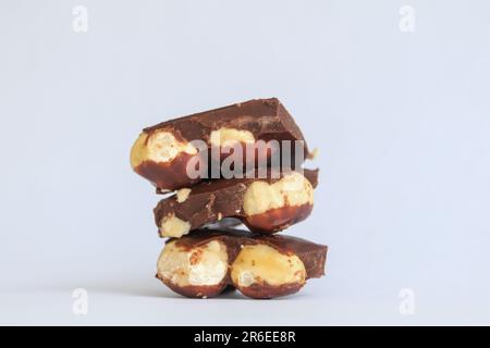 Primo piano noisette cioccolato alla nocciola intero con fondo isolato bianco. Fuoco selettivo del cioccolato alla nocciola. Foto Stock