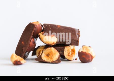 Primo piano noisette cioccolato alla nocciola intero con fondo isolato bianco. Fuoco selettivo del cioccolato alla nocciola. Foto Stock