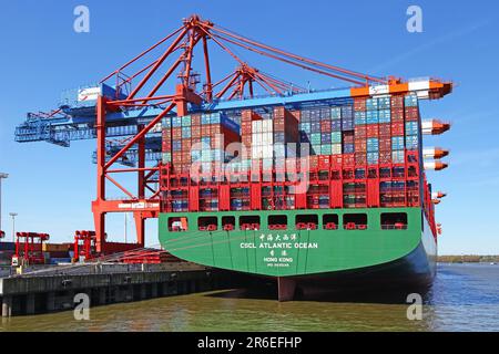 CSCL Oceano Atlantico im Hamburger Hafen, l'enorme CSCL Oceano Atlantico (China Shipping) sbarcò ad Amburgo, in Germania, il 5th maggio 2016 Foto Stock