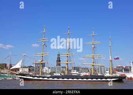 Kruzenshtern alla parata di uscita dal 827th porto di Amburgo compleanno 2016, Impressioni del 827th compleanno del porto di Amburgo 2016, ultimo Foto Stock