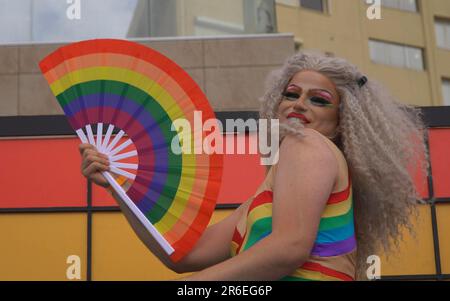 TEL AVIV, ISRAELE - 8 GIUGNO: I partecipanti si sono vestiti per partecipare alla Parata Pride annuale di Tel Aviv il 8 giugno 2023 a Tel Aviv, Israele. Tel Aviv ha commemorato il 25th° anniversario della sua celebre Pride Parade, considerata il più grande evento Pride in Medio Oriente. 150.000 marched lungo il lungomare. Credit: Eddie Gerald/Alamy Live News Foto Stock