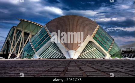 L'Hemisferic fa parte della Ciudad de las Artes y las Ciencias, l'architetto Santiago Calatrava ha costruito un monumento alla sua città natale Valencia con Foto Stock