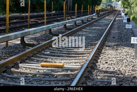 Amburgo, Germania. 09th giugno, 2023. Vista tra le rotaie a balise gialle per la posizione del treno durante un evento stampa di Hamburger Hochbahn per la prima corsa con metropolitana automatizzata sulla pista di prova di Amburgo-Farmsen-Berna. In futuro, una metropolitana porterà i residenti di Amburgo da A a B ogni 100 secondi. Il progetto U-Bahn 100 lanciato da Hochbahn ha compiuto un ulteriore passo avanti verso la rivoluzione della mobilità con i primi test. Credit: Georg Wendt/dpa/Alamy Live News Foto Stock