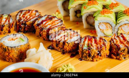 Un delizioso assortimento di sushi con una varietà di panini con carne Foto Stock