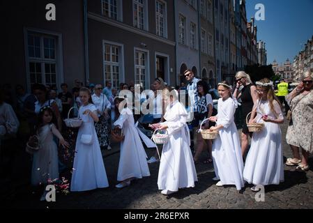 Danzica, Polonia. 09th giugno, 2023. Le bambine vestite con abiti bianchi spruzzano i fiori sulle strade. Nella festa del Corpus Domini, una processione passò per le strade di Danzica. È stata preceduta da una Messa nella Basilica di Santa Maria. La solennità del Santissimo corpo e sangue di Cristo, detto Corpus Domini nella tradizione popolare, è una festa in onore del Santissimo Sacramento. Per i cattolici, è una festa prescritta mobile, che li obbliga a partecipare alla Messa, che cade 60 giorni dopo Pasqua. Credit: SOPA Images Limited/Alamy Live News Foto Stock