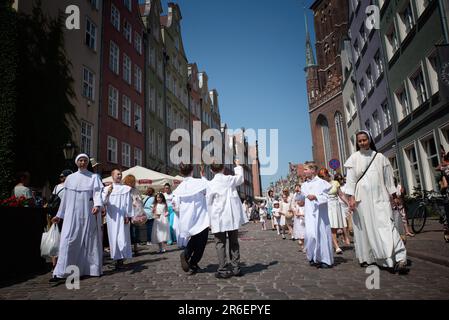 Danzica, Polonia. 09th giugno, 2023. I bambini vestiti con campane bianche spargeranno fiori sulle strade. Nella festa del Corpus Domini, una processione passò per le strade di Danzica. È stata preceduta da una Messa nella Basilica di Santa Maria. La solennità del Santissimo corpo e sangue di Cristo, detto Corpus Domini nella tradizione popolare, è una festa in onore del Santissimo Sacramento. Per i cattolici, è una festa prescritta mobile, che li obbliga a partecipare alla Messa, che cade 60 giorni dopo Pasqua. Credit: SOPA Images Limited/Alamy Live News Foto Stock