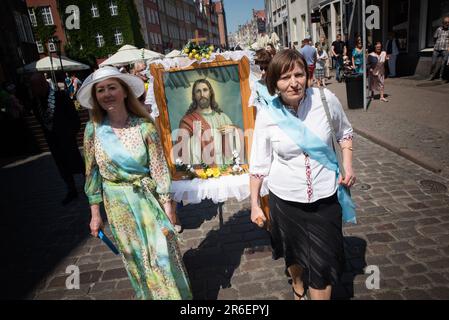 Danzica, Polonia. 09th giugno, 2023. Le donne portano l'immagine di Gesù Cristo. Nella festa del Corpus Domini, una processione passò per le strade di Danzica. È stata preceduta da una Messa nella Basilica di Santa Maria. La solennità del Santissimo corpo e sangue di Cristo, detto Corpus Domini nella tradizione popolare, è una festa in onore del Santissimo Sacramento. Per i cattolici, è una festa prescritta mobile, che li obbliga a partecipare alla Messa, che cade 60 giorni dopo Pasqua. Credit: SOPA Images Limited/Alamy Live News Foto Stock