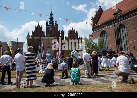 Danzica, Polonia. 09th giugno, 2023. I fedeli si inginocchiano davanti alla chiesa e dicono una preghiera. Nella festa del Corpus Domini, una processione passò per le strade di Danzica. È stata preceduta da una Messa nella Basilica di Santa Maria. La solennità del Santissimo corpo e sangue di Cristo, detto Corpus Domini nella tradizione popolare, è una festa in onore del Santissimo Sacramento. Per i cattolici, è una festa prescritta mobile, che li obbliga a partecipare alla Messa, che cade 60 giorni dopo Pasqua. Credit: SOPA Images Limited/Alamy Live News Foto Stock