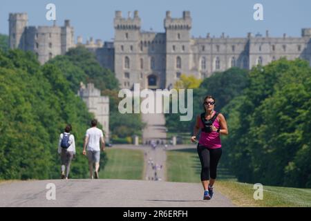 Le persone che si godono il clima caldo mentre si è sulla Long Walk a Windsor, Berkshire. Data immagine: Venerdì 9 giugno 2023. Foto Stock