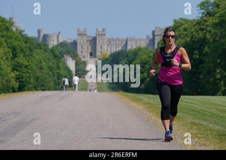 Le persone che si godono il clima caldo mentre si è sulla Long Walk a Windsor, Berkshire. Data immagine: Venerdì 9 giugno 2023. Foto Stock