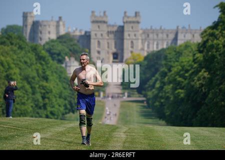 Le persone che si godono il clima caldo mentre si è sulla Long Walk a Windsor, Berkshire. Data immagine: Venerdì 9 giugno 2023. Foto Stock