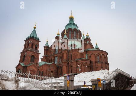 Cattedrale di Uspenski (chiesa vecchia), Helsinki, Finlandia in inverno. Una cattedrale greco-ortodossa o ortodossa orientale costruita 200 anni fa Foto Stock