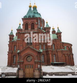 Cattedrale di Uspenski (chiesa vecchia), Helsinki, Finlandia in inverno. Una cattedrale greco-ortodossa o ortodossa orientale costruita 200 anni fa Foto Stock