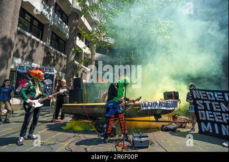 Camera dei rappresentanti, l'Aia, Paesi Bassi. Giovedì 8th giugno, 2023. Il gruppo di attivisti del clima, la ribellione oceanica, ha organizzato oggi pomeriggio una rumorosa protesta al di fuori degli edifici ministeriali olandesi dell’Aia: Il Ministero del clima. La Camera dei rappresentanti, il Ministero delle infrastrutture, il Ministero della Gestione delle acque e il Ministero degli Affari Esteri. Tutti sono stati sottoposti al suono di una banda pesante-meatale, 'i noduli polimetallici' suonato al massimo livello per protestare contro l'estrazione in alto mare e il saccheggio degli oceani. Immagine: La band heavy-metal di Ocean Rebellion, 'The Polymetalli Foto Stock