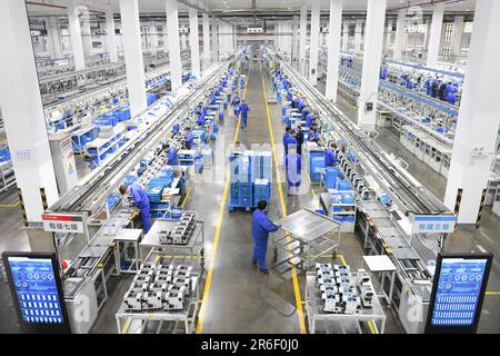 Pechino, provincia cinese di Zhejiang. 23rd Mar, 2023. La gente lavora ad un laboratorio di Jack Sewing Machine Co., Ltd. A Taizhou, provincia di Zhejiang della Cina orientale, 23 marzo 2023. Credit: Weng Xinyang/Xinhua/Alamy Live News Foto Stock