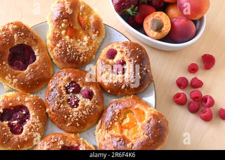 Involtini di lievito fatti in casa con frutta fresca: Lamponi, fragole, albicocche Foto Stock