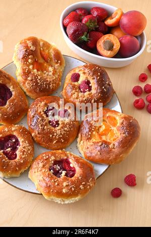 Involtini di lievito fatti in casa con frutta fresca: Lamponi, fragole, albicocche Foto Stock