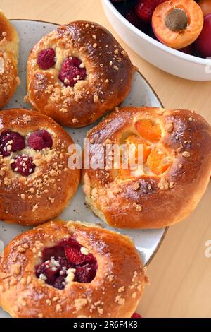 Involtini di lievito fatti in casa con frutta fresca: Lamponi, fragole, albicocche Foto Stock