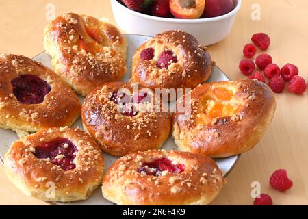 Involtini di lievito fatti in casa con frutta fresca: Lamponi, fragole, albicocche Foto Stock