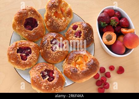 Involtini di lievito fatti in casa con frutta fresca: Lamponi, fragole, albicocche Foto Stock