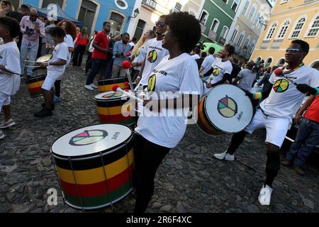 salvador, bahia, brasile - 29 maggio 2023: I membri della band Olodum esibirsi a Pelourinho, il centro storico di Salvador. Foto Stock