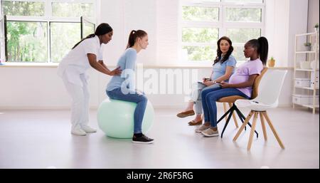 Classe di gravidanza prenatale. Scuola di preparazione materna Foto Stock