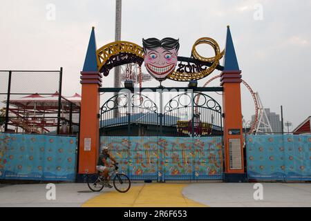 Brooklyn, Stati Uniti. 08th giugno, 2023. NY: Giovedì sera a Coney Island. La qualità dell'aria di New York ha raggiunto un record il giorno prima. La foschia e il fumo cominciano a calare. Preso il 8 giugno 2023, a Brooklyn, New York . (Foto di Erica Price/Sipa USA) Credit: Sipa USA/Alamy Live News Foto Stock