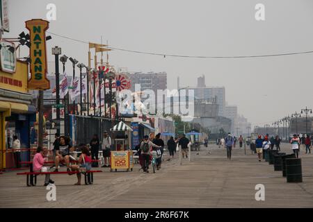 Brooklyn, Stati Uniti. 08th giugno, 2023. NY: Giovedì sera a Coney Island. La qualità dell'aria di New York ha raggiunto un record il giorno prima. La foschia e il fumo cominciano a calare. Preso il 8 giugno 2023, a Brooklyn, New York . (Foto di Erica Price/Sipa USA) Credit: Sipa USA/Alamy Live News Foto Stock