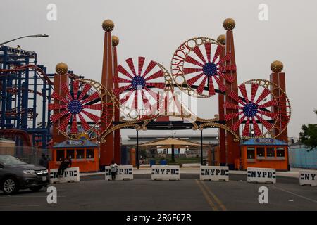 Brooklyn, Stati Uniti. 08th giugno, 2023. NY: Giovedì sera a Coney Island. La qualità dell'aria di New York ha raggiunto un record il giorno prima. La foschia e il fumo cominciano a calare. Preso il 8 giugno 2023, a Brooklyn, New York . (Foto di Erica Price/Sipa USA) Credit: Sipa USA/Alamy Live News Foto Stock