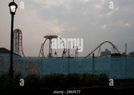 Brooklyn, Stati Uniti. 08th giugno, 2023. NY: Giovedì sera a Coney Island. La qualità dell'aria di New York ha raggiunto un record il giorno prima. La foschia e il fumo cominciano a calare. Preso il 8 giugno 2023, a Brooklyn, New York . (Foto di Erica Price/Sipa USA) Credit: Sipa USA/Alamy Live News Foto Stock