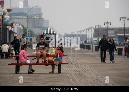 Brooklyn, Stati Uniti. 08th giugno, 2023. NY: Giovedì sera a Coney Island. La qualità dell'aria di New York ha raggiunto un record il giorno prima. La foschia e il fumo cominciano a calare. Preso il 8 giugno 2023, a Brooklyn, New York . (Foto di Erica Price/Sipa USA) Credit: Sipa USA/Alamy Live News Foto Stock