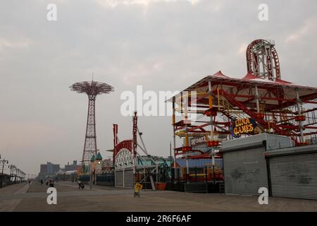 Brooklyn, Stati Uniti. 08th giugno, 2023. NY: Giovedì sera a Coney Island. La qualità dell'aria di New York ha raggiunto un record il giorno prima. La foschia e il fumo cominciano a calare. Preso il 8 giugno 2023, a Brooklyn, New York . (Foto di Erica Price/Sipa USA) Credit: Sipa USA/Alamy Live News Foto Stock