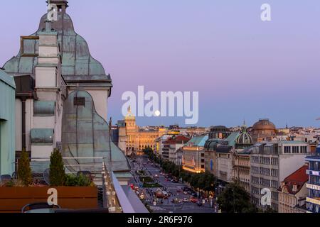 Skyline serale di Praga con Piazza San Venceslao, Museo Nazionale e luna nel cielo Foto Stock