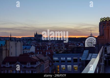 Skyline notturno di Praga con St La cattedrale di Vito è visibile all'orizzonte Foto Stock