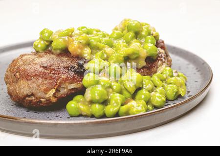 Un piatto con diversi cibi, tra cui verdure varie, disposti in modo appetitoso Foto Stock