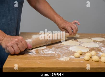 Calzones ripieno di formaggio fatto a mano un tradizionale cibo da latte ebraico mangiato su Shavuot Foto Stock