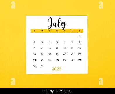 Luglio 2023 Calendario mensile di 2023 anno su sfondo giallo. Foto Stock
