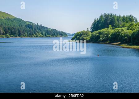 Vista sul lago artificiale di Pontsticill, nel parco nazionale Brecon Beacons di Powys, in un giorno estivo di giugno soleggiato Foto Stock