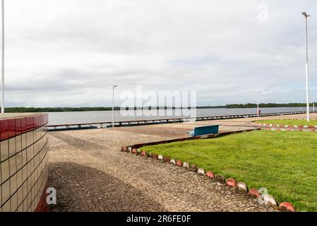 Taperoa, Bahia, Brasile - 22 giugno 2022: Vista della piazza e del fiume con foresta nella città di Taperoa, in Bahia. Foto Stock