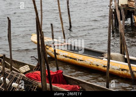 Taperoa, Bahia, Brasile - 22 giugno 2022: Canoe da pesca ormeggiate sul fiume Almas nella città di Taperoa, Bahia. Foto Stock