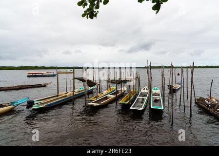 Taperoa, Bahia, Brasile - 22 giugno 2022: Canoe da pesca ormeggiate sul fiume Almas nella città di Taperoa, Bahia. Foto Stock