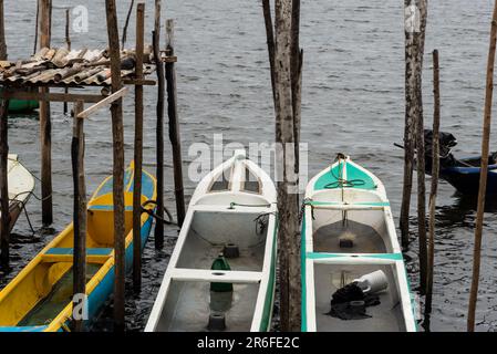 Taperoa, Bahia, Brasile - 22 giugno 2022: Canoe da pesca ormeggiate sul fiume Almas nella città di Taperoa, Bahia. Foto Stock