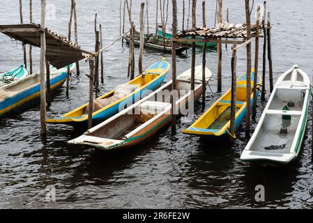 Taperoa, Bahia, Brasile - 22 giugno 2022: Canoe da pesca ormeggiate sul fiume Almas nella città di Taperoa, Bahia. Foto Stock