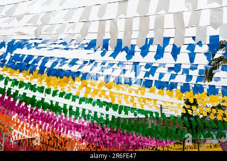 Taperoa, Bahia, Brasile - 22 giugno 2022: Decorazione colorata con bandiere per la festa di Sao Joao nella città di Taperoa, Bahia. Foto Stock